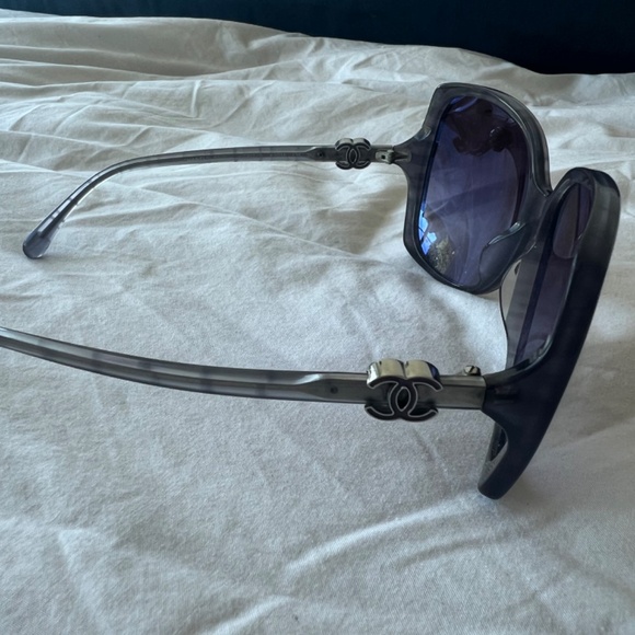 Chanel Interlocking CC Logo  Sunglasses - Picture 2 of 3